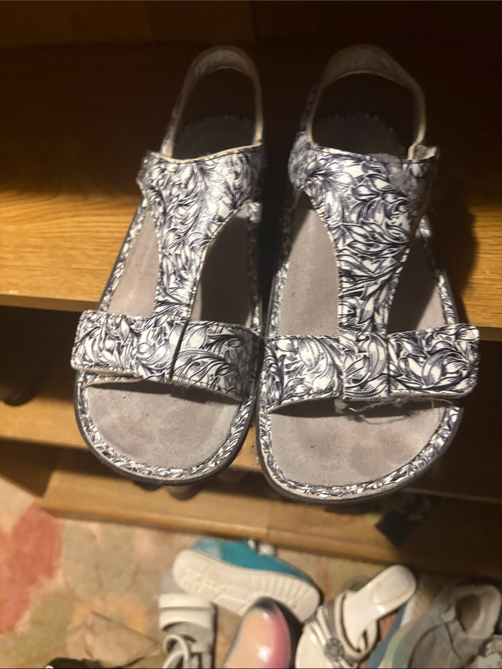 Alegria Women's White and Navy Swirl Pattern Sandals